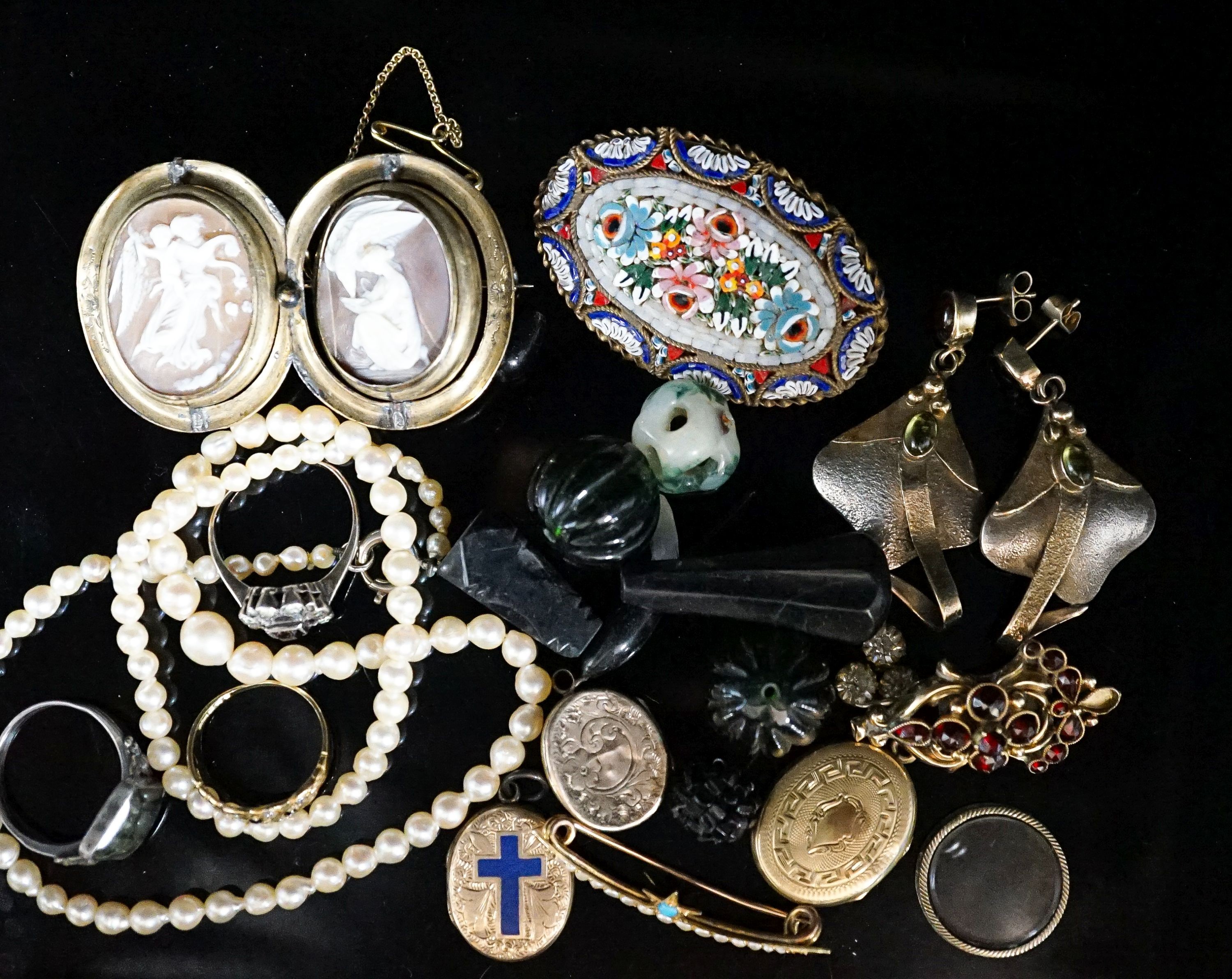 Mixed Victorian and later jewellery, including yellow metal and gem set crescent brooch, double cameo brooch, cultured pearl necklace, a pair of stylish textured 925 earrings, micro mosaic brooch etc.